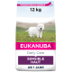 Torba karmy dla psów Eukanuba Daily Care, 12 kg, z białym psem na trawie, oznaczona "Sensible Haut" i "AB 1 JAHR."