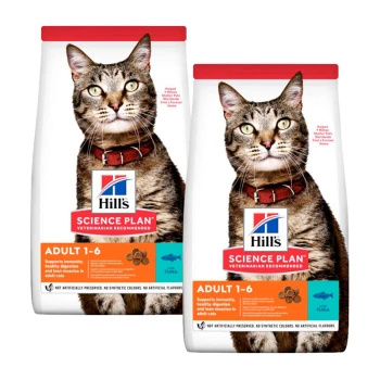 Zwei Tüten Hill's Science Plan Katzenfutter für Erwachsene im Alter von 1-6 Jahren, mit einer getigerten Katze auf der Vorderseite, mit Text, der die ernährungsphysiologischen Vorteile hervorhebt.