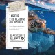 Eine Meeresschildkröte schwimmt unter Wasser, teilweise in Plastik verfangen, mit Botschaften zur Reduzierung von Plastik im Ozean und einem Logo "Plastic Free Planet".