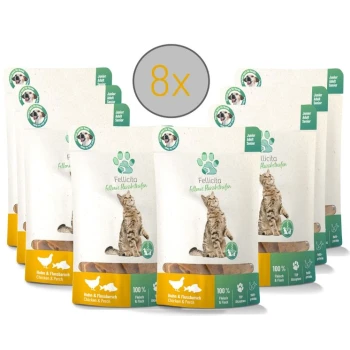 Acht Pakete Fellicita Katzenleckerlis mit einer verspielten Katze auf der Vorderseite, beschriftet mit "100% Fleisch & Fisch" und "Huhn & Flussbarsch."