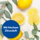Frische Zitronen und grüne Blätter auf einer Holzoberfläche, mit einem blauen Kreis, der 'Mit frischem Zitrusduft' angibt.