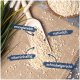 Eine Holzschaufel mit leichten Granulaten auf Jute, beschriftet mit "energiereich," "natürlich," "vitaminhaltig," und "schnabelgerecht."
