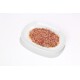 Plat ovale blanc de nourriture humide en conserve pour animaux, hachée (viande brun-rose) sur fond blanc.