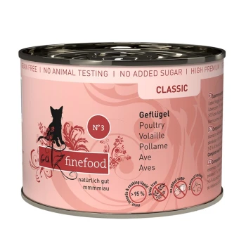 Une boîte rose de nourriture pour chat "Catz Finefood Classic No. 3," avec une silhouette de chat et des étiquettes pour volaille, sans céréales, sans tests sur les animaux, et sans sucre.