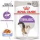 Royal Canin Sterilised kattenvoer zakje, 85g x 12, met een illustratie van een pluizige kat, met tekst die gezonde voeding en gewichtsbeheer benadrukt.