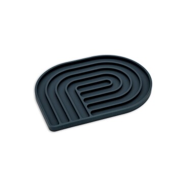 Eine dunkelgraue Silikon-Haustierfütterungsmatte mit einem labyrinthartigen Design, mit erhöhten Kanten und Rillen für die Futterplatzierung.