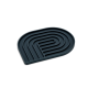 Eine dunkelgraue Silikon-Haustierfütterungsmatte mit einem labyrinthartigen Design, mit erhöhten Kanten und Rillen für die Futterplatzierung.