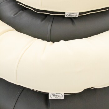 Eine Nahaufnahme eines stilvollen Haustierbettes mit einem cremefarbenen und schwarzen Design, mit einem sichtbaren Etikett, das 'Wallace and Jane' liest.