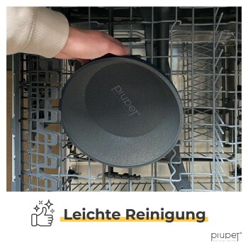 Eine Hand, die eine schwarze Haustierschüssel mit der Aufschrift 'plupet' in einer Geschirrspülmaschine hält, mit dem Text 'Leichte Reinigung' darunter.