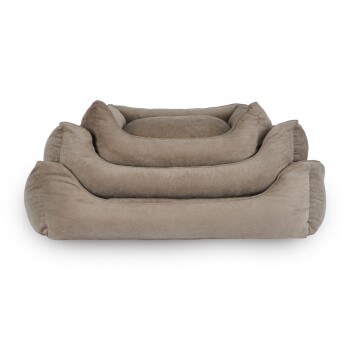 Drei gestapelte Haustierbetten in einem sanften Beigeton, mit plüschigen, abgerundeten Kanten für Komfort.