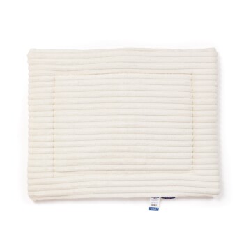 Ein weiches, cremefarbenes Haustierbett mit gerippter Textur und rechteckiger Form, mit einem gestickten Rand.