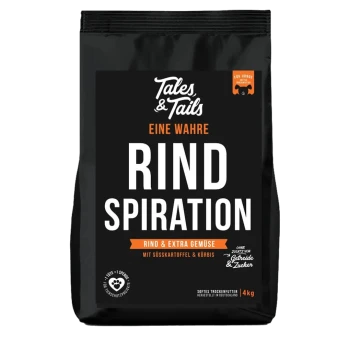 Schwarze 4-kg-Tüte 'Tales & Tails' Hundefutter mit Aufdruck 'Eine wahre RIND SPIRATION' und orangefarbenem Banner 'Rind & extra Gemüse'.