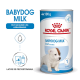 Pojemnik na mleko Royal Canin Babydog, 4x100g, zaprojektowany dla szczeniąt w wieku 0-2 miesięcy, z łatwymi instrukcjami przygotowania i obrazkiem szczeniaka.
