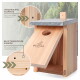 Holz-Vogelhaus mit Belüftungsöffnungen und einer klappbaren Vorderseite, mit dem Logo "WILDTIER LIEBE", entworfen für Langlebigkeit und Luftzirkulation.