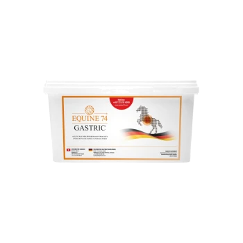 Behälter mit Equine 74 Gastric, einem Pferde-Nahrungsergänzungsmittel, mit einem weißen Behälter mit orangefarbenen Akzenten und einer Grafik eines Pferdes.