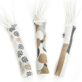 Drei dekorative Haustierspielzeuge mit gemusterten Stoffgriffen und weißen Quasten, vor einem weißen Hintergrund präsentiert.