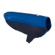Eine blaue und schwarze Hundejacke von Ruffwear, mit einem gesteppte Oberteil und einem schlanken Design, ideal für Outdoor-Aktivitäten.
