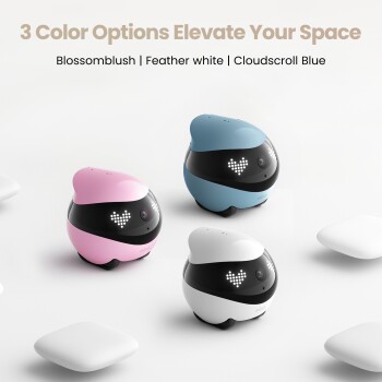 Drei bunte robotische Haustierspielzeuge in Pink, Blau und Weiß, mit herzförmigen LED-Anzeigen, auf einem hellen Hintergrund.