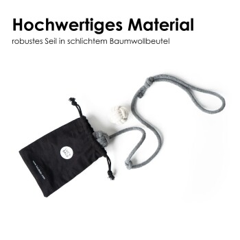 Robustes Seilspielzeug in einem einfachen schwarzen Baumwollbeutel, mit dem Text "Hochwertiges Material" und "JUICY BALL".