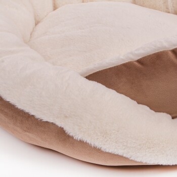 Ein plüschiges Haustierbett mit einem weichen, cremefarbenen Innenraum und einem braunen Wildlederaußenbereich, entworfen für Komfort und Wärme.