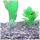 Aquarium-Szene mit einer hohen strukturierten grünen Pflanze und einer buschigen grünen Pflanze auf glatten schwarzen und mehrfarbigen Kieseln.