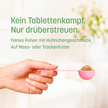 Hand, die einen rosa Messlöffel mit braunem Haustierpulver hält; deutscher Text: „Kein Tablettenkampf. Nur drüberstreuen.“