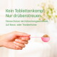Hand, die einen rosa Messlöffel mit braunem Haustierpulver hält; deutscher Text: „Kein Tablettenkampf. Nur drüberstreuen.“