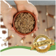 Eine Person hält eine braune Schüssel mit Haustierfutter, umgeben von Hundeleckerlis, mit einem Abzeichen, das 'Beste Qualität - 15 Jahre' liest.