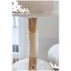 Nahaufnahme eines Holz-Kratzbaums für Katzen, umwickelt mit Sisalseil und bedeckt mit weichem weißem Plüschstoff.