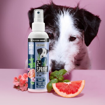 Eine "Z-SPRAY"-Flasche mit einem blauen und pinken Design, die ihre pflanzenbasierte Formel bewirbt, die Zecken, Flöhe und Milben abwehrt.