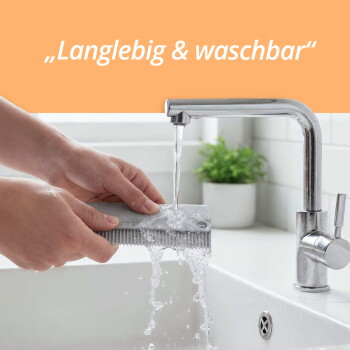 Hände waschen einen Tierpflegekamm unter fließendem Wasser aus der Küchenarmatur, mit deutschem Text über Haltbarkeit und Umweltfreundlichkeit.