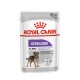 Pochette de nourriture pour chiens Royal Canin Sterilised, 85g, présentant une illustration de petit chien, avec un texte indiquant qu'elle soutient le poids idéal pour toutes les tailles.
