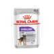 Pochette de nourriture pour chiens Royal Canin Sterilised, 85g, présentant une illustration de petit chien, avec un texte indiquant qu'elle soutient le poids idéal pour toutes les tailles.
