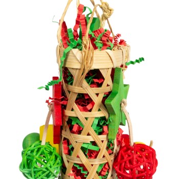 Ein dekorativer geflochtener Korb, gefüllt mit buntem roten und grünen Papier, geschmückt mit hölzernen Stern- und Ballornamenten in Rot und Grün.