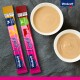 Deux tubes de collation liquide Vitakraft dans un emballage vibrant, un jaune et un rose, placés à côté de deux petits bols de collation crémeuse.