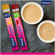 Deux tubes de collation liquide Vitakraft dans un emballage vibrant, un jaune et un rose, placés à côté de deux petits bols de collation crémeuse.