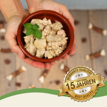 Zwei bunte Schalen, gefüllt mit Haustierfutter, eine gelbe und eine grüne, mit Text, der "100% Fleisch" und "100% natürlich" besagt.