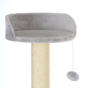 Grau plüschiger Katzenbaum mit einer weichen Kante und einem hängenden Pom-Pom-Spielzeug, das an einem mit Sisal umwickelten Pfosten befestigt ist.