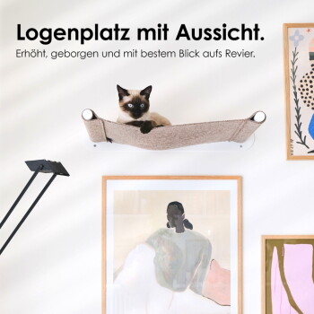 Siamkatze in wandmontierter Hängematte über einem gerahmten Bild; Text 'Logenplatz mit Aussicht.'