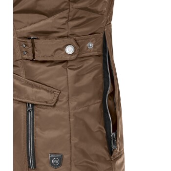 Brauner Haustiermantel mit einem gesteppten Design, mit einem Gürtel und Reißverschlusstaschen, gebrandet mit dem Knuffelwuff-Logo.