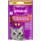 Whiskas Knuspertaschen Katzenleckerlis mit Rindfleisch, mit einer Nahaufnahme eines Katzenkopfes und Bildern der Leckerlis auf einem lila Hintergrund.