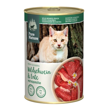 Blikvoer voor huisdieren gelabeld "Pure Nature" met wild zwijn en eend met kamille, toont rauw vlees en een kat op de achtergrond.