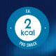 Blaues rundes Etikett mit weißem Zentrum, das "2 kcal" und "PRO SNACK"-Text zeigt, vor einem dunkelblauen Hintergrund.