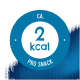 Blauwe ronde label met witte midden dat '2 kcal' en 'PRO SNACK' tekst toont, tegen een donkerblauwe achtergrond.