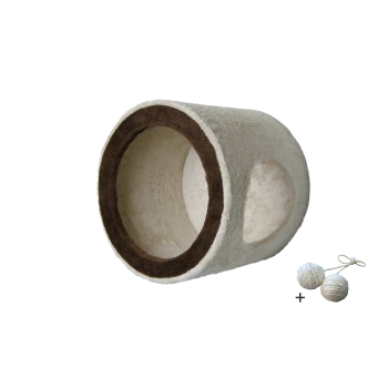 Ein plüschiger, zylindrischer Katzentunnel in Creme mit einem braunen Rand, begleitet von zwei kleinen, seilüberzogenen Bällen.