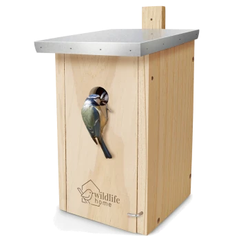 Ein Holzvogelhaus mit einem Metalldach, in dem ein Blaumeise aus dem Eingang schaut, und das Logo 'wildlife home' an der Seite eingraviert.