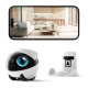 Weiß-schwarzer Haustierkamera-Roboter mit blauem Auge, Ladestation und Smartphone-Anzeige des Wohnzimmers; sichtbarer Text 'ebo'.