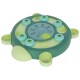 Grünes und blaues rundes interaktives Hundepuzzle-Spielzeug mit knochenförmigen Aussparungen und Schiebefächern.