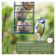 Ein Blaumeise sitzt auf einem Futterspender, der runde Fettbällchen hält, mit Text, der die Bedeutung der Fütterung von Wildvögeln für den Naturschutz erklärt.