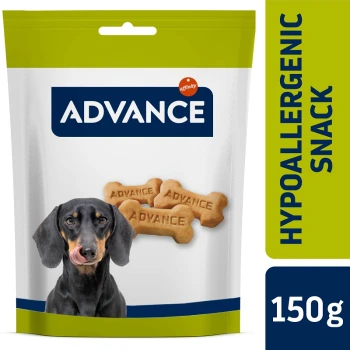 Un paquet de friandises pour chiens avec un chien noir se léchant les lèvres, étiqueté "ADVANCE HYPOALLERGENIC SNACK" avec un poids de 150g.